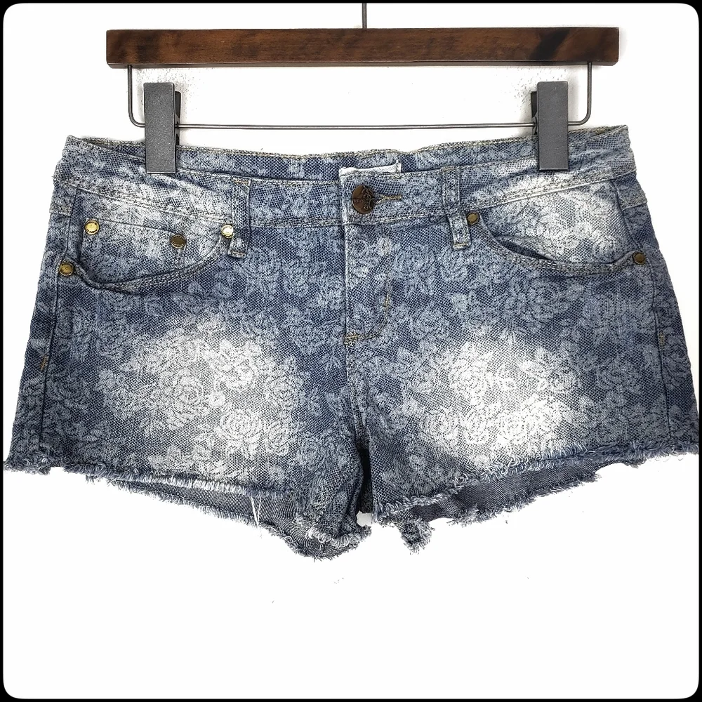 ARDEN B White Lace Print Low Rise Cutoff Denim Shorts Size: 8 - Picture 1 of 6